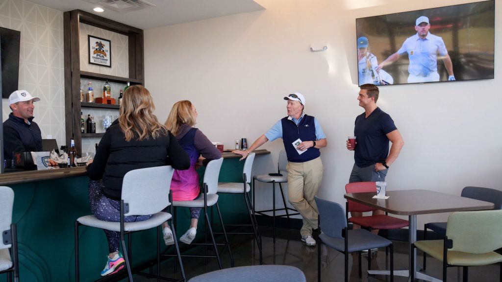 golfers sharing drinks at the bar